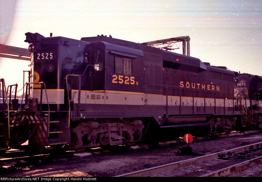 SOU 2525, the class unit of GP30's